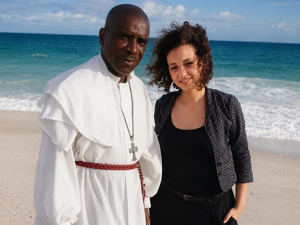 Nesrine Schüßler with a clergyman on a beach