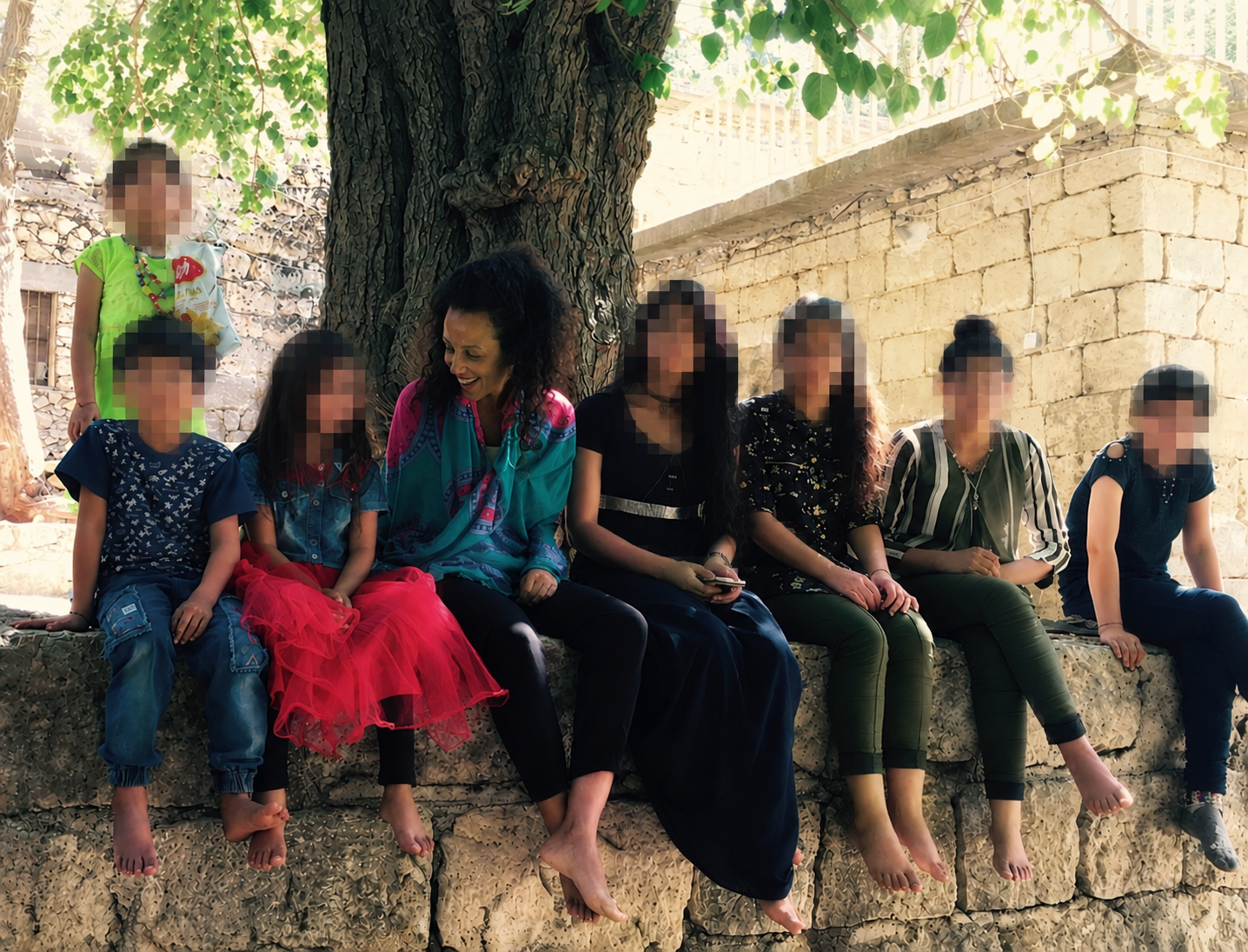 Nesrine Schüßler with a group of children and young people