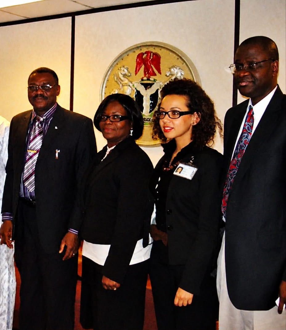 Nesrine Schüßler with officials in Nigeria
